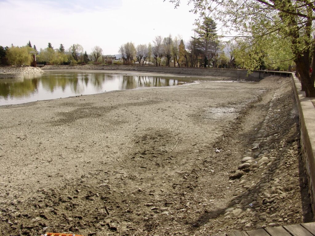 Trabajos de limpieza del lago de Puigcerdá, La Cerdaña - Torreta del Llac