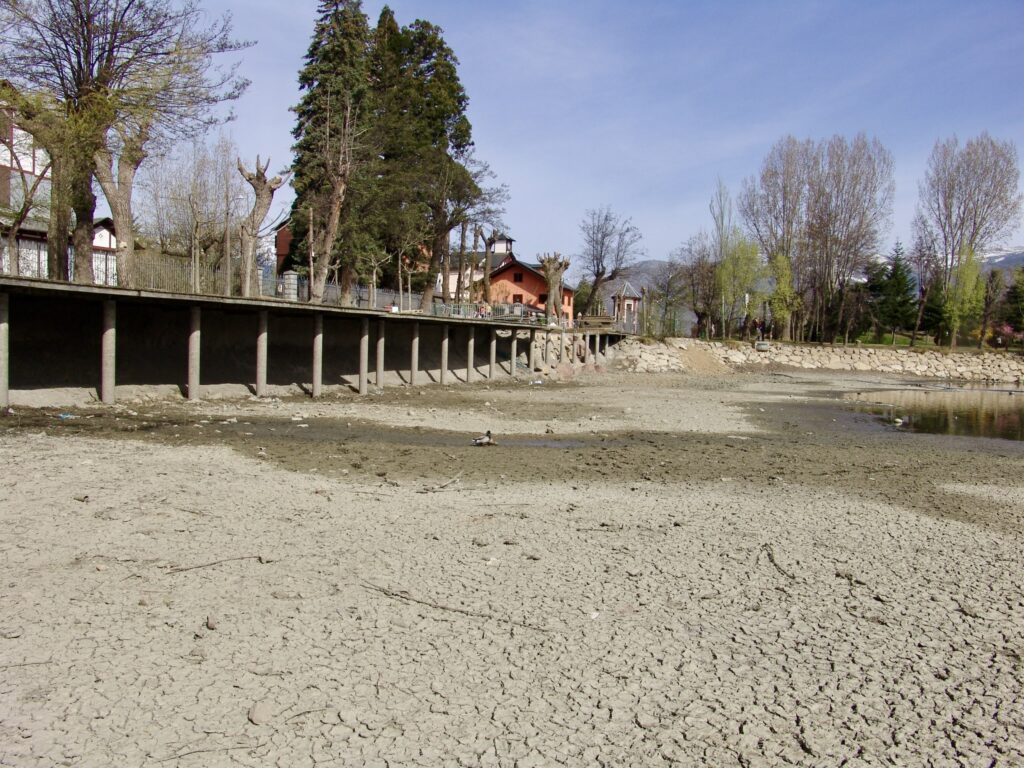 Trabajos de limpieza del lago de Puigcerdá, La Cerdaña - Torreta del Llac
