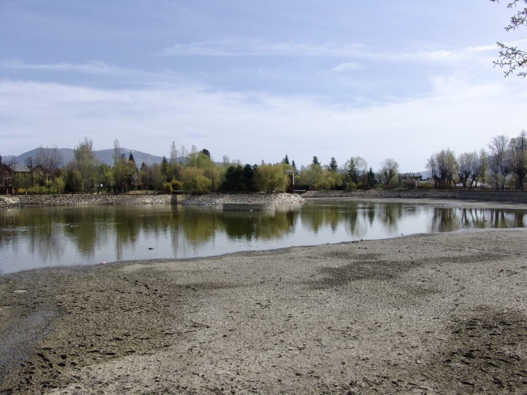 Trabajos de limpieza del lago de Puigcerdá, La Cerdaña - Torreta del Llac
