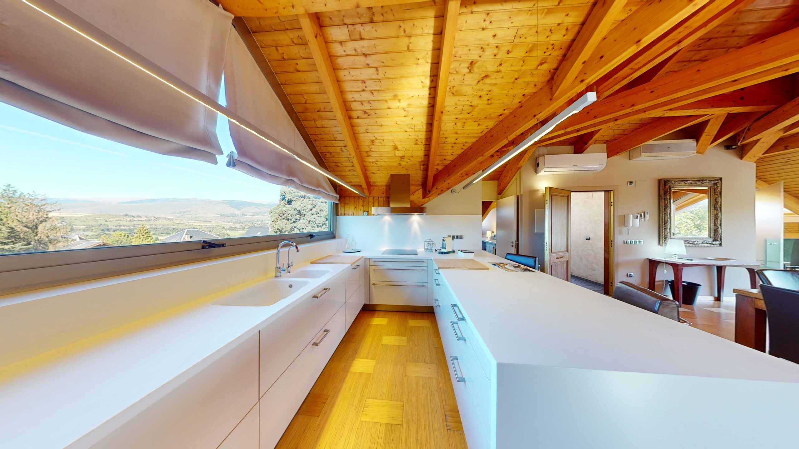 Cocina con vistas al Valle de la Cerdaña del Apartamento Loft de la Ceraña en Puigcerdá - Torreta del Llac