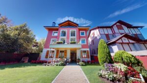 Entrada principal de los Apartamentos Boutique Torreta del Llac en Puigcerdá, La Cerdaña
