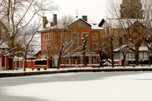 Lago de Puigcerdá helado en invierno junto a los Apartamentos Torreta del Llac, La Cerdaña