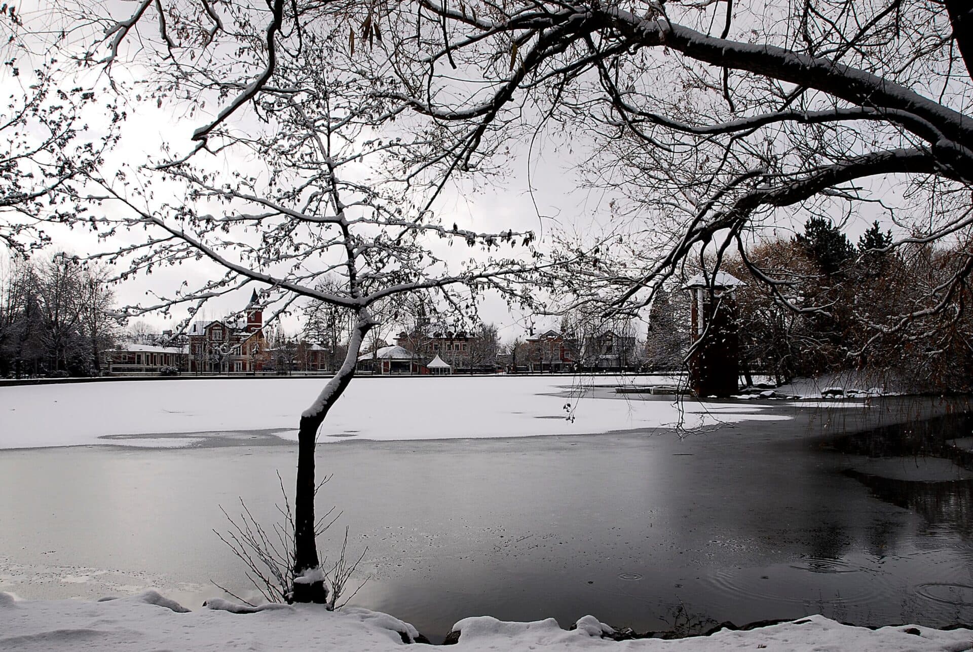 Le lac de Puigcerdá en hiver, avec vue sur les appartements Boutique La Torreta del Llac, La Cerdagne
