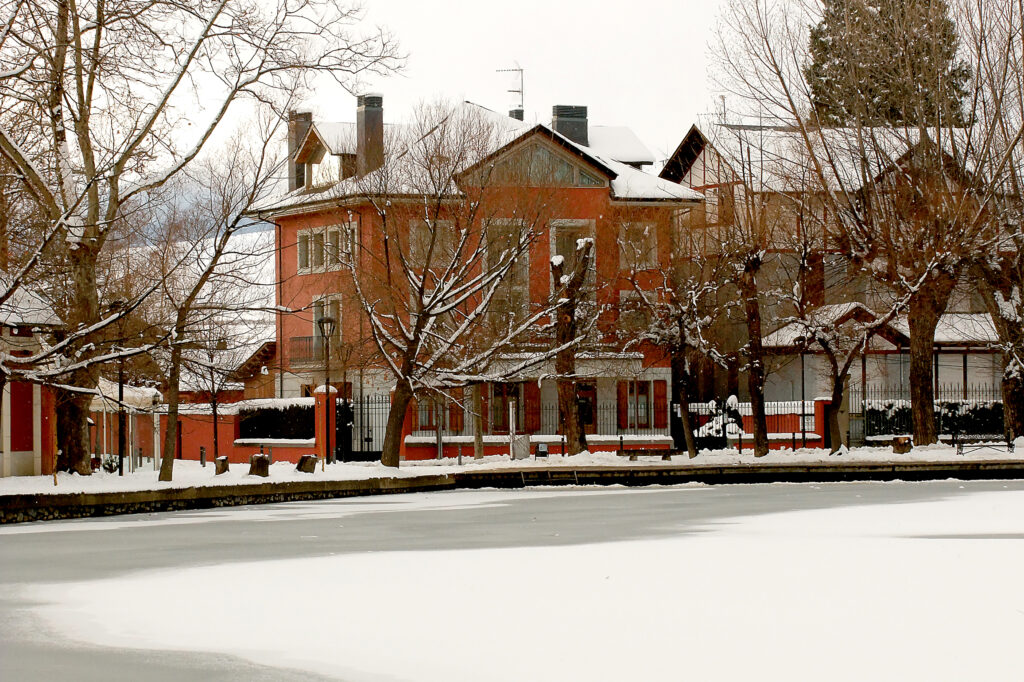 El lago de Puigcerdá en invierno, con vistas a los Apartamentos Boutique Torreta del Llac, La Cerdanya