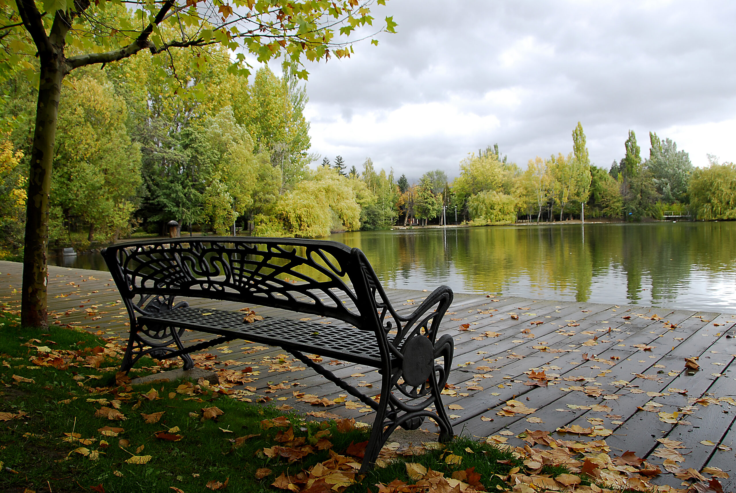 Los apartamentos boutique Torreta del Llac junto al lago de Puigcerdá en un día lluvioso de verano, La Cerdanya