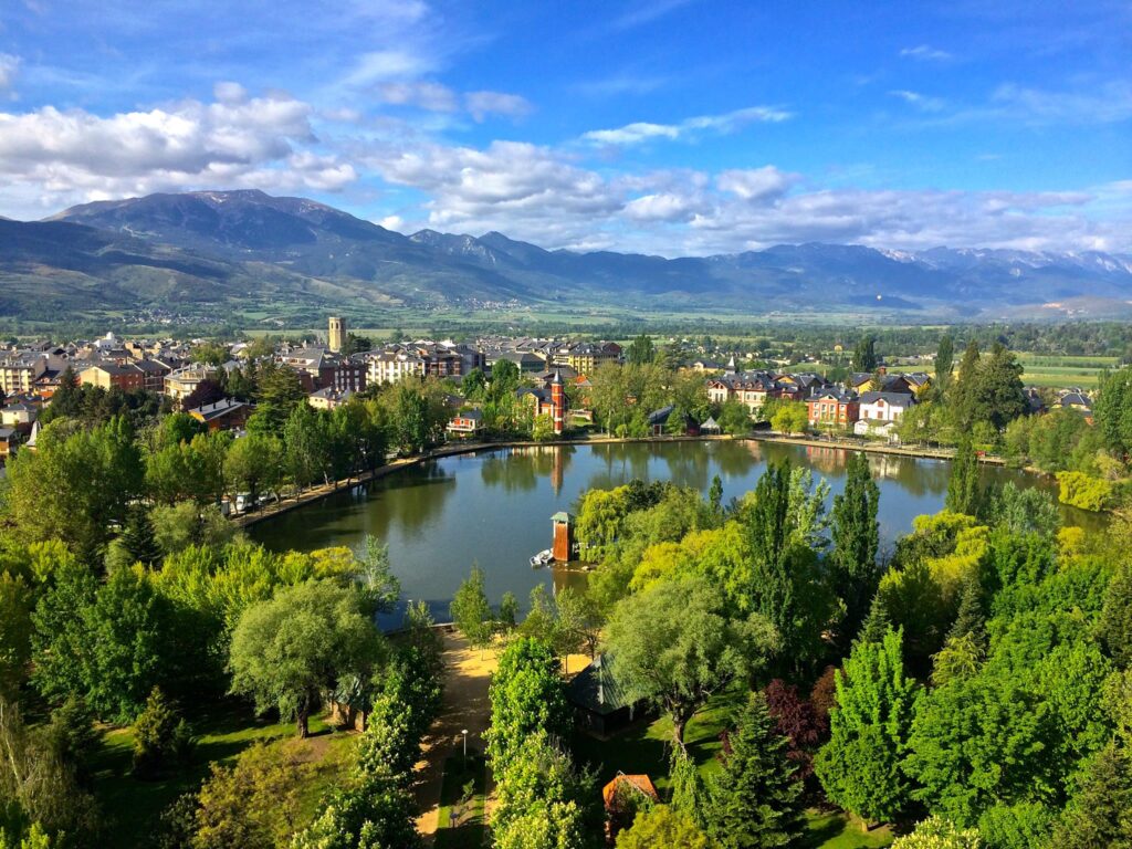 El lago de Puigcerdá en primavera, con vistas a los Apartamentos Boutique Torreta del Llac, La Cerdanya