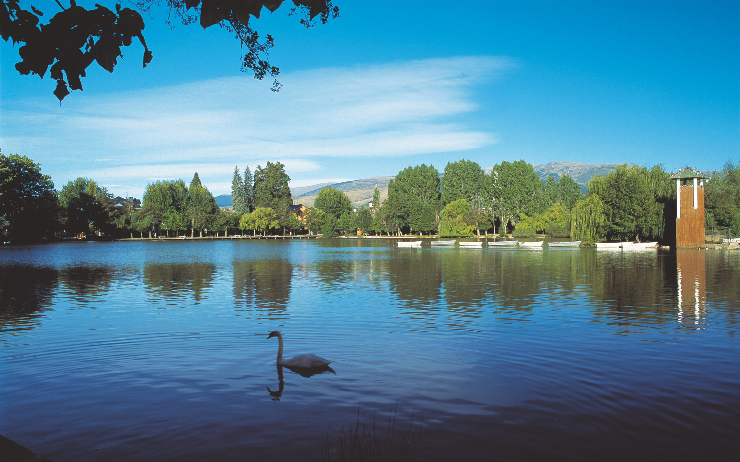 El lago de Puigcerdá en verano, con vistas a los Apartamentos Boutique Torreta del Llac, La Cerdanya